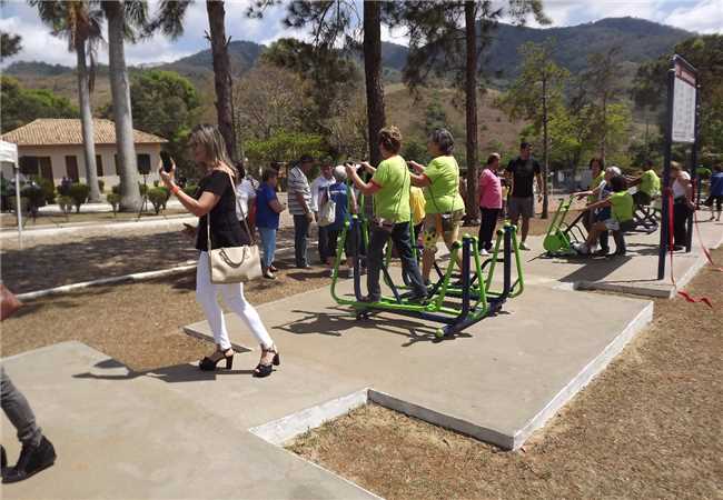 Prefeitura inaugura academia ao ar livre no distrito de Carlos Alves 012